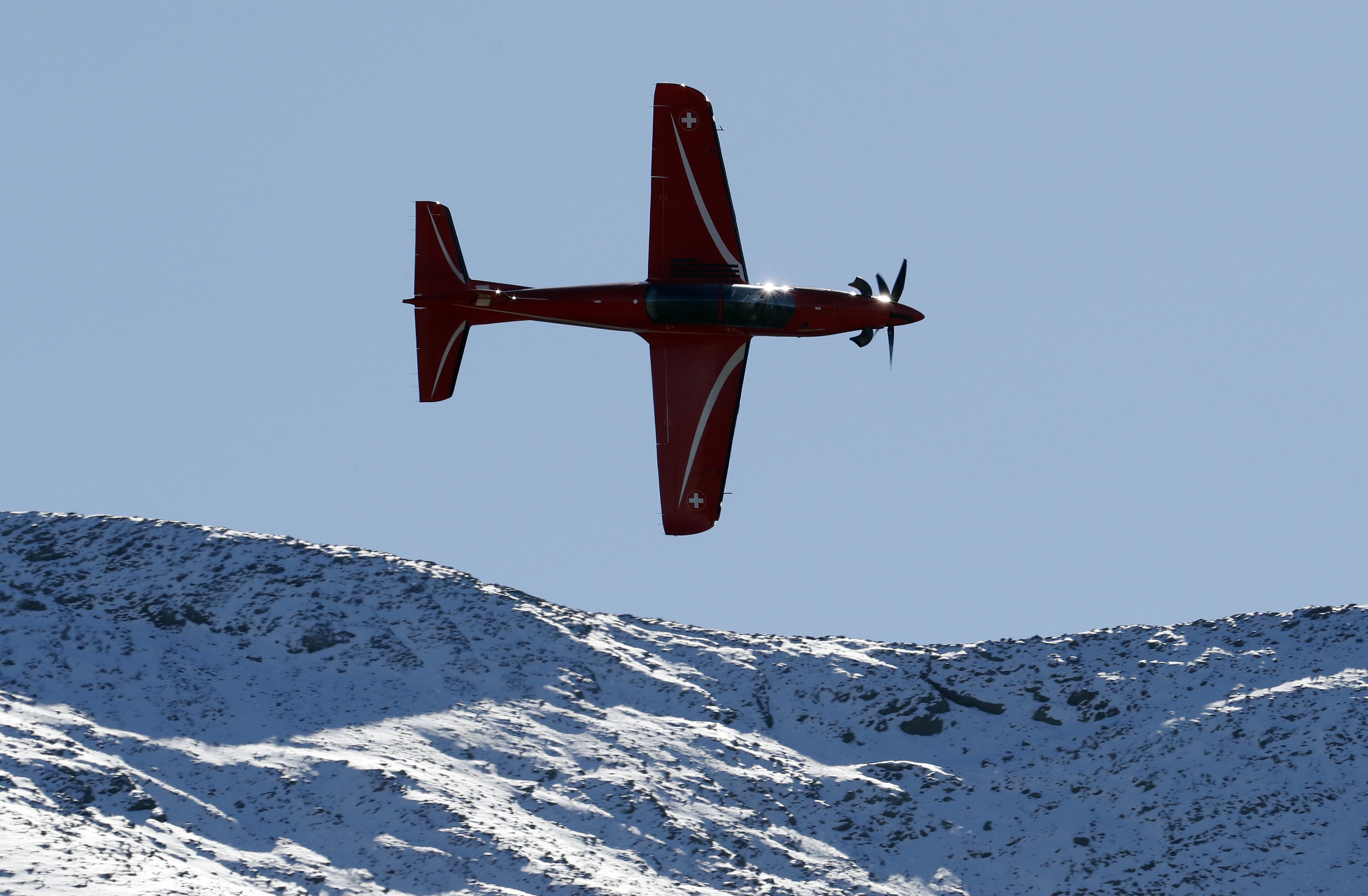 瑞士空军在阿尔卑斯山区进行训练表演