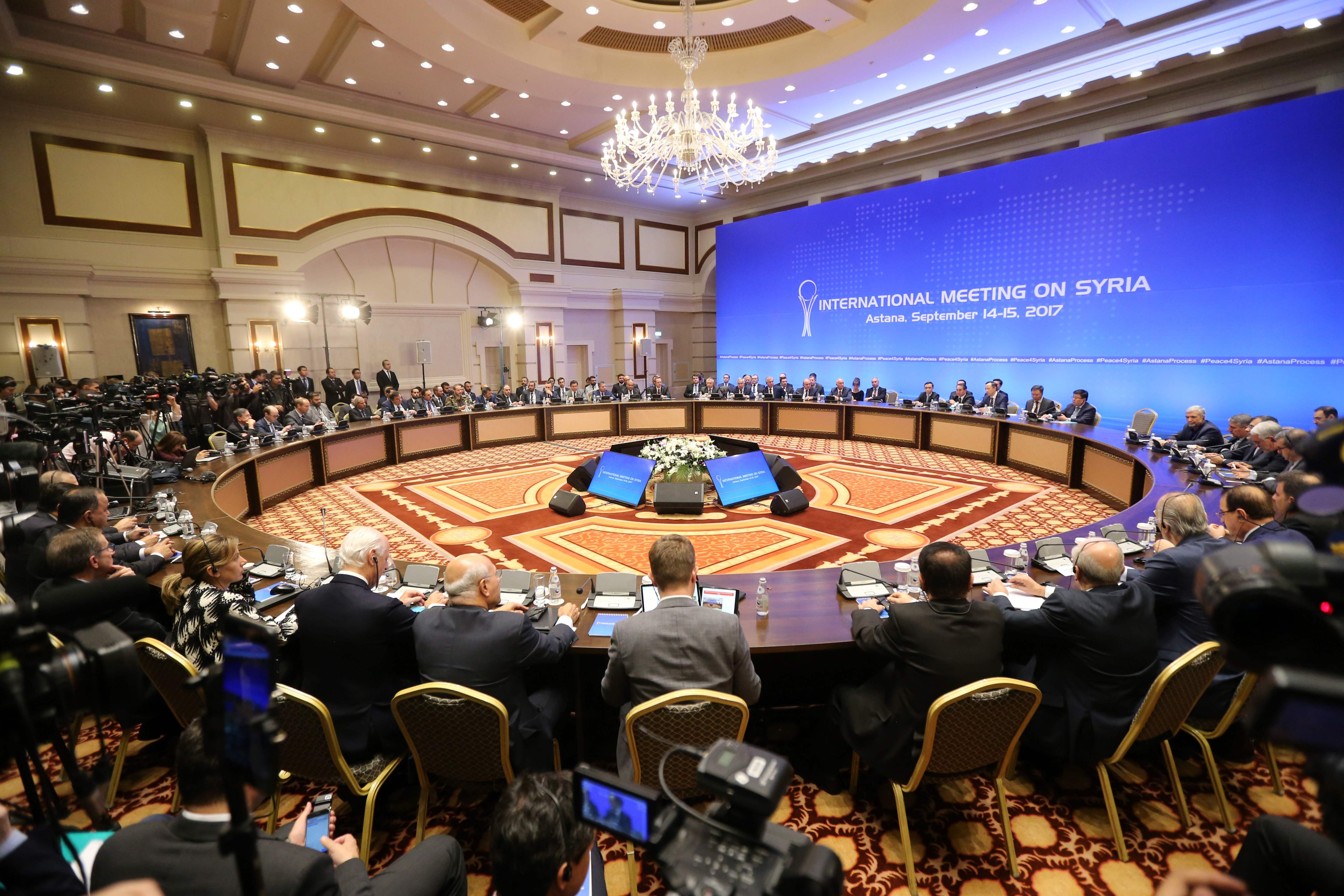  9月15日，在哈萨克斯坦首都阿斯塔纳，各方代表出席有关叙利亚问题的第六轮会谈。（新华社/法新）