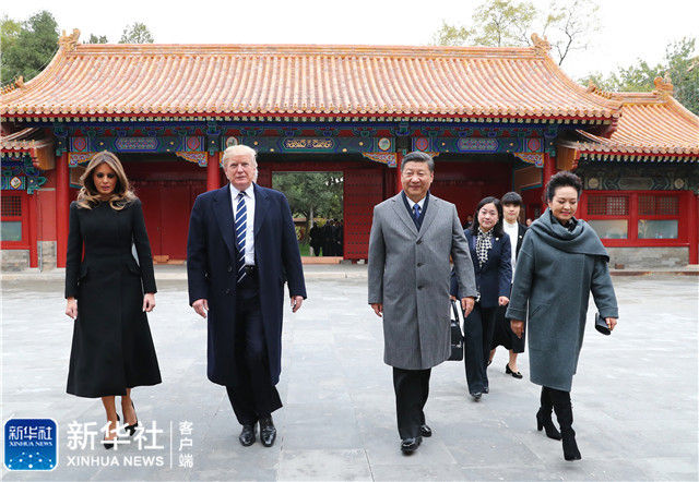 &uarr;11月8日下午，国家主席习近平和夫人彭丽媛在北京故宫博物院迎接来华进行国事访问的美国总统特朗普和夫人梅拉尼娅。两国元首夫妇在宝蕴楼简短茶叙。新华社记者 谢环驰 摄