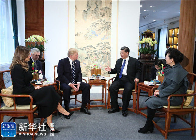 &uarr;11月8日下午，国家主席习近平和夫人彭丽媛在北京故宫博物院迎接来华进行国事访问的美国总统特朗普和夫人梅拉尼娅。两国元首夫妇在宝蕴楼简短茶叙。新华社记者 兰红光 摄