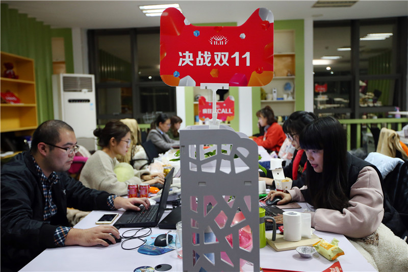 11月11日凌晨，网店的售前客服们在回答买家的问题。 新华社发（徐培钦 摄）