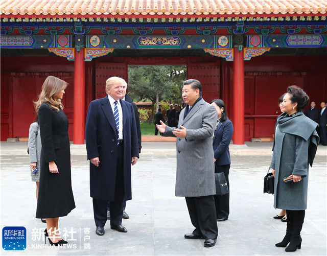 &uarr;11月8日下午，国家主席习近平和夫人彭丽媛在北京故宫博物院迎接来华进行国事访问的美国总统特朗普和夫人梅拉尼娅。两国元首夫妇在宝蕴楼简短茶叙。新华社记者 谢环驰 摄