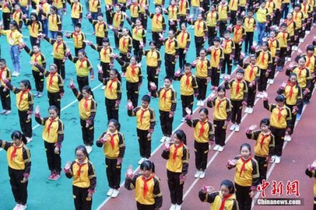 小学学生在课间做广播操。记者 贺俊怡 摄