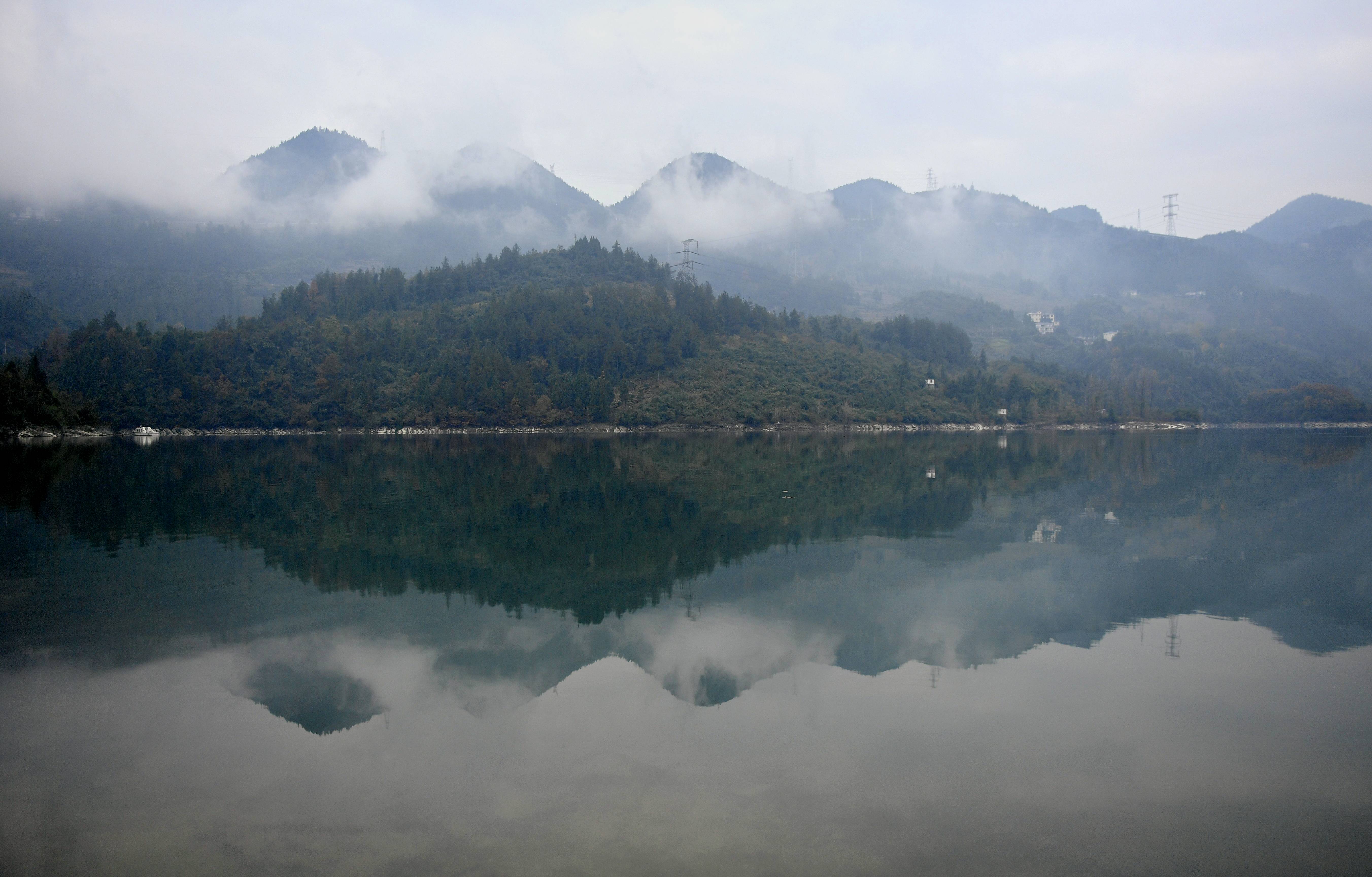时值冬季,地处湖北省西部山区的恩施土家族苗族自治州宣恩县双龙湖