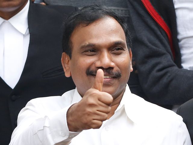 拉贾向支持者致意.(新华/路透)