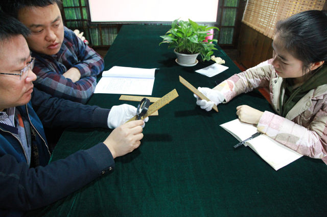 文物工作者在研究里耶简内容。