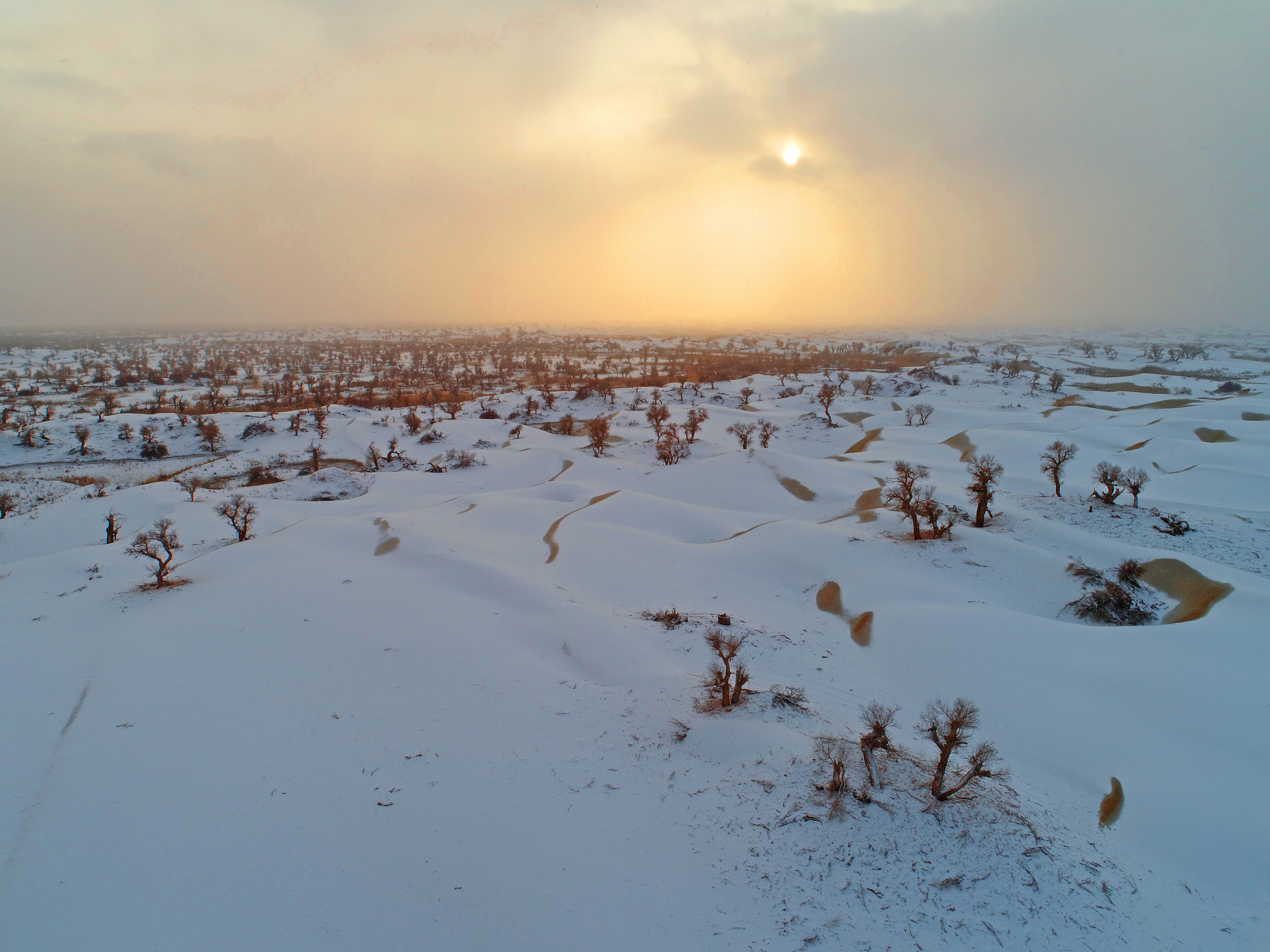 塔克拉玛干沙漠雪景如画