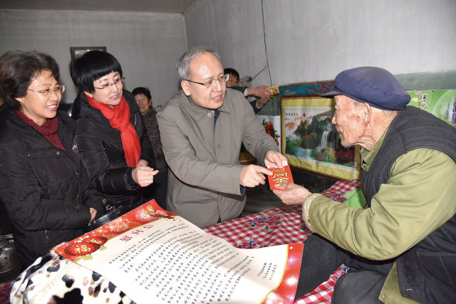 1月30日下午,代县县委书记田永清与县人大常委会副主任庄先瑜,政父北