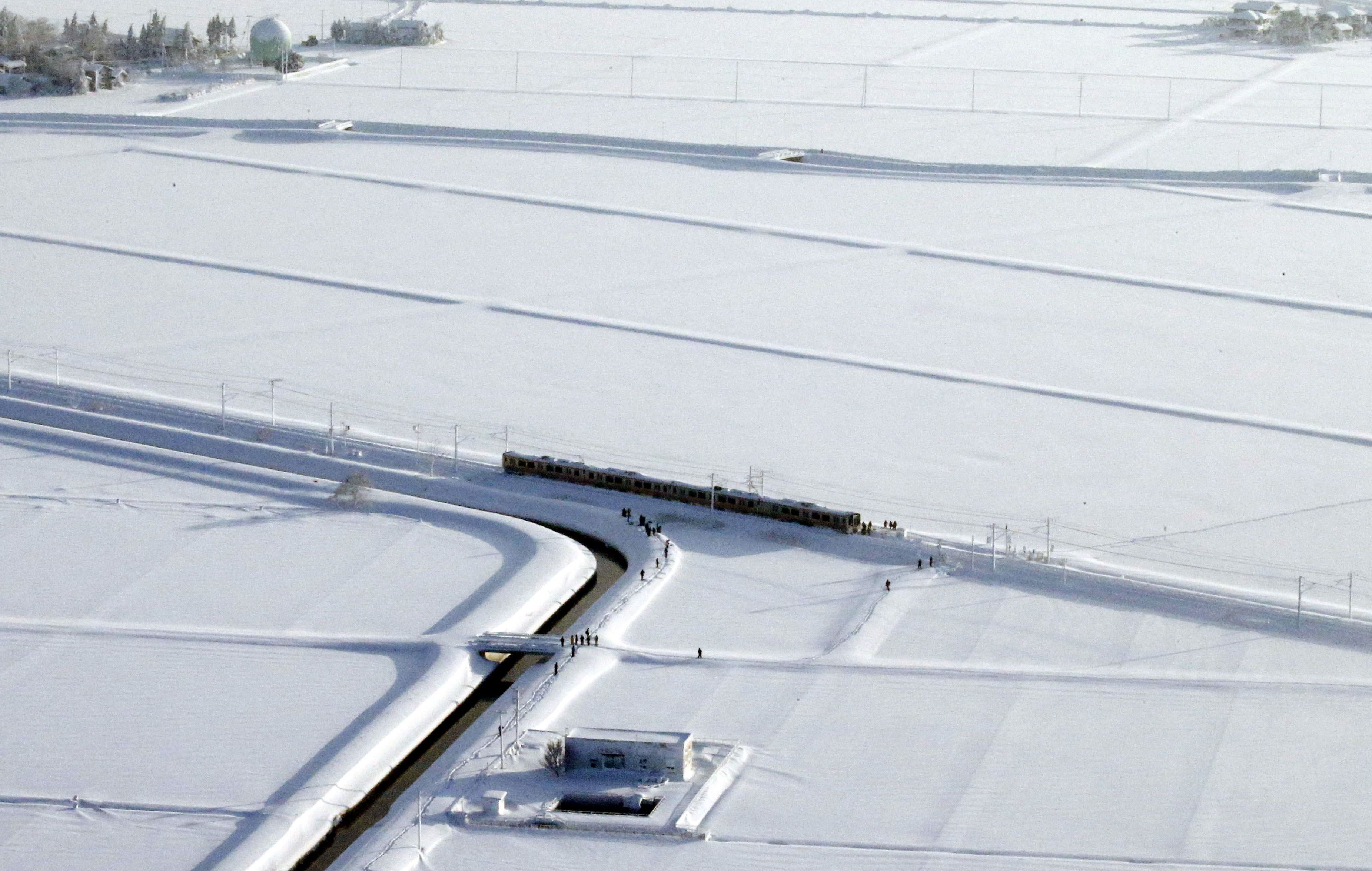 日本中部地区大雪多人伤亡交通混乱