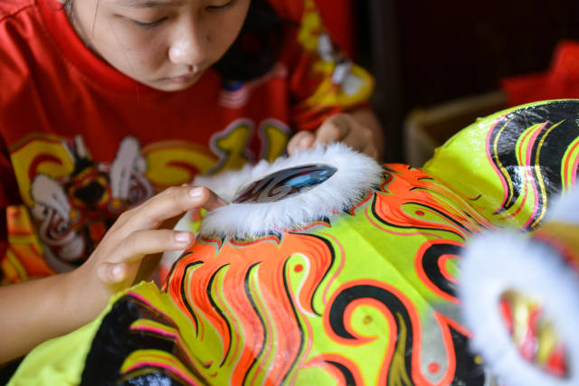 当时舞狮器材不易购买,萧斐弘便开始自己学习制作狮头,并于1986年开创