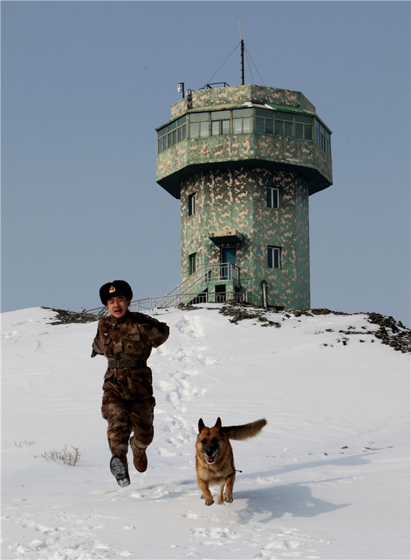 阿拉山口:一群兵和一条犬