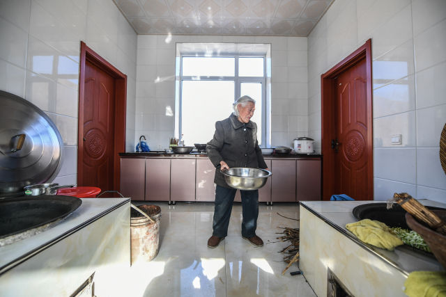 2月12日,89岁的刘景兰老人走出自家新房