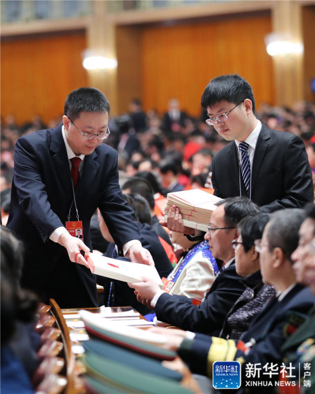 3月17日，十三届全国人大一次会议在北京人民大会堂举行第五次全体会议。这是工作人员在发放选票。新华社记者 刘卫兵 摄