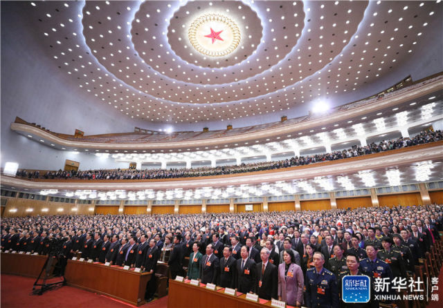 3月20日,第十三届全国人民代表大会第一次会议在北京人民大会堂举行闭幕会。这是代表在唱国歌。新华社记者 刘卫兵 摄