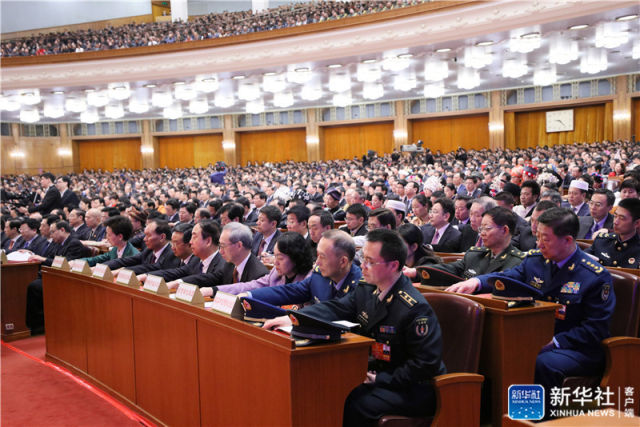 3月20日,第十三届全国人民代表大会第一次会议在北京人民大会堂举行闭幕会。这是代表在表决。新华社记者 刘卫兵 摄