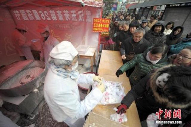 ↑资料图:武汉老字号传统手工汤圆销售火爆。中新社发 张畅 摄