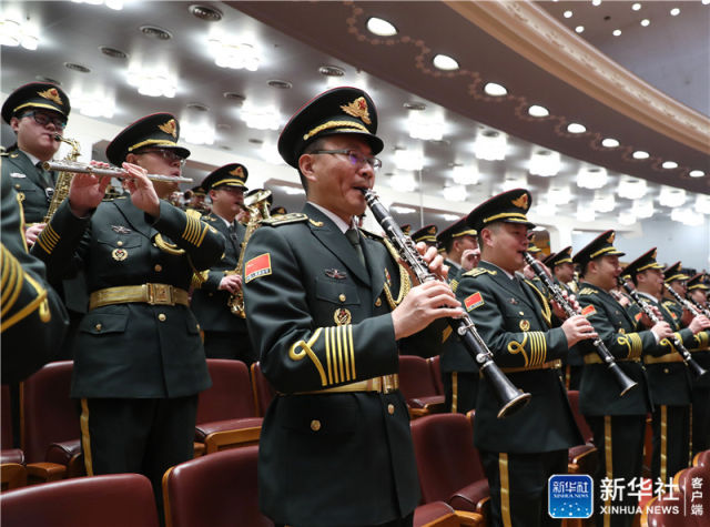 3月20日,第十三届全国人民代表大会第一次会议在北京人民大会堂举行闭幕会。这是军乐团在演奏。新华社记者 丁海涛 摄