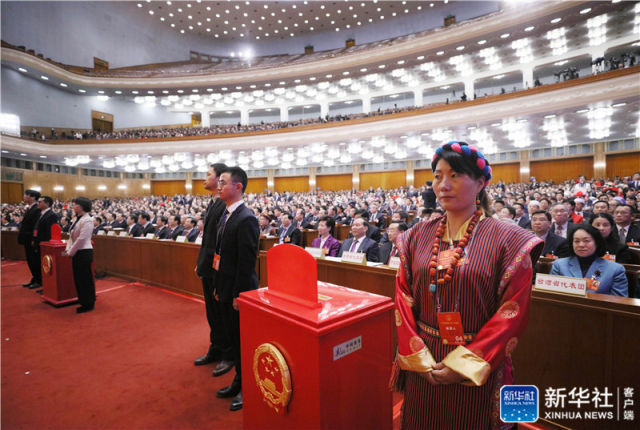 3月17日，十三届全国人大一次会议在北京人民大会堂举行第五次全体会议。这是监票人和工作人员在票箱旁就位。新华社记者 刘卫兵 摄