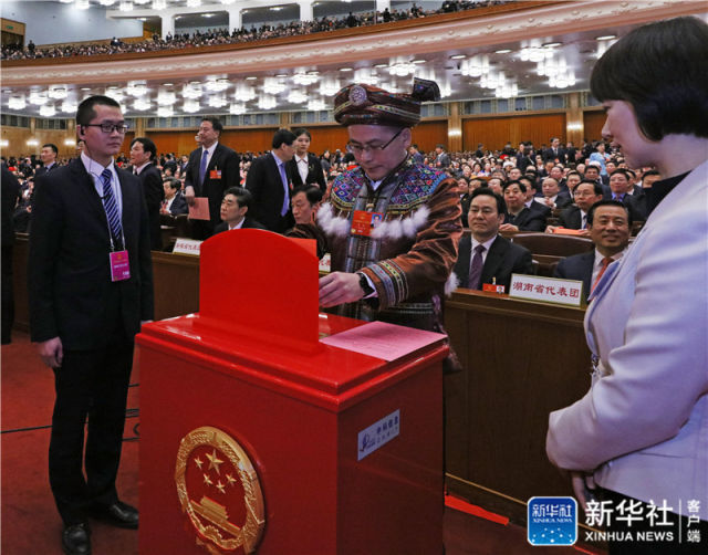 3月17日，十三届全国人大一次会议在北京人民大会堂举行第五次全体会议。这是代表在投票。新华社记者 刘卫兵 摄