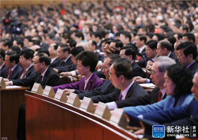 3月17日，十三届全国人大一次会议在北京人民大会堂举行第五次全体会议。这是代表在表决。新华社记者 刘卫兵 摄