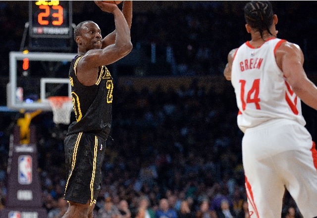 湖人队球员安德烈&middot;英格拉姆(左)在比赛中投篮.