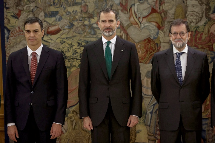 佩德罗·桑切斯(左)宣誓就任西班牙首相后与西班牙国王费利佩六世(中)