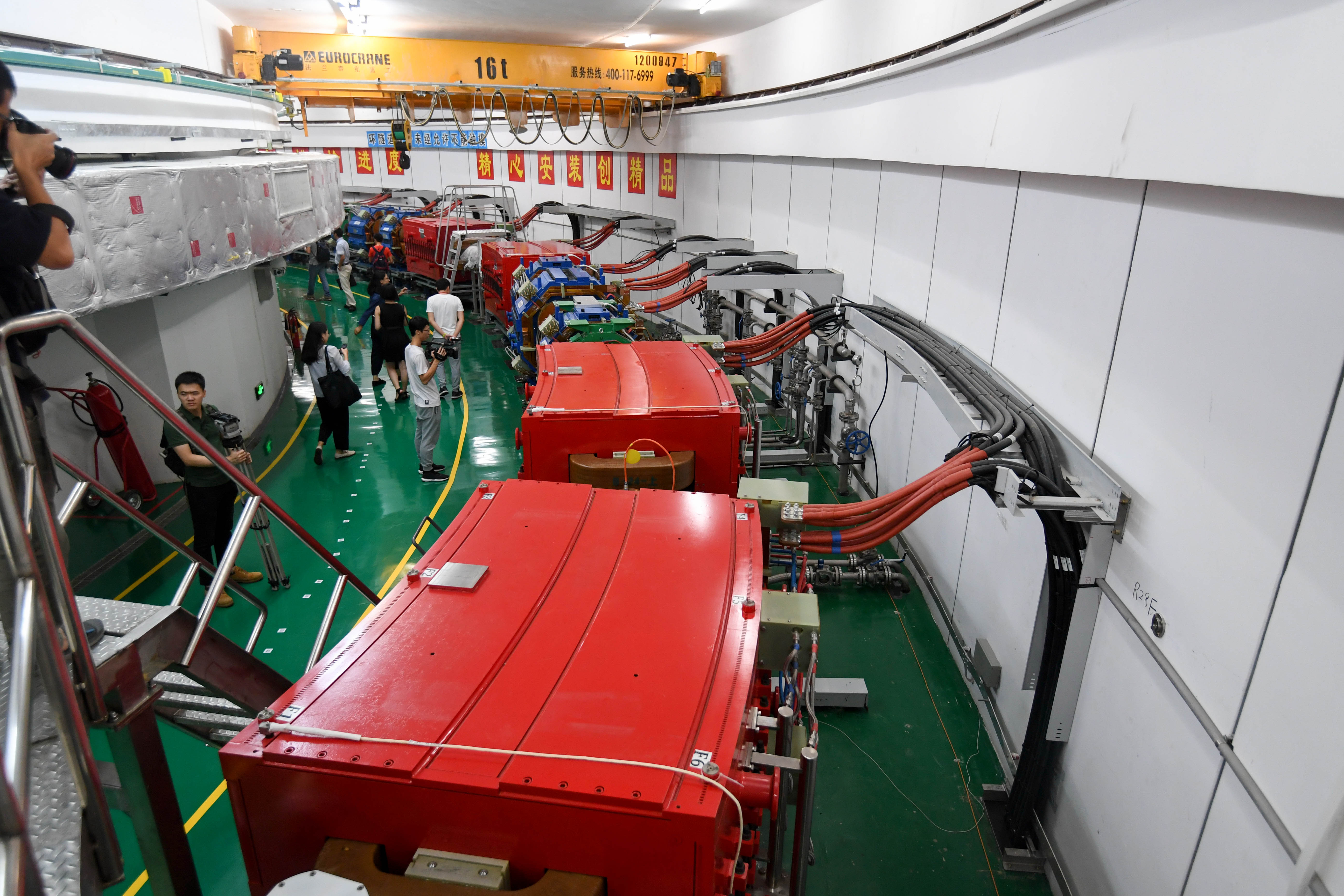 记者在广东东莞市大朗镇参观拍摄中国散裂中子源快循环同步加速器