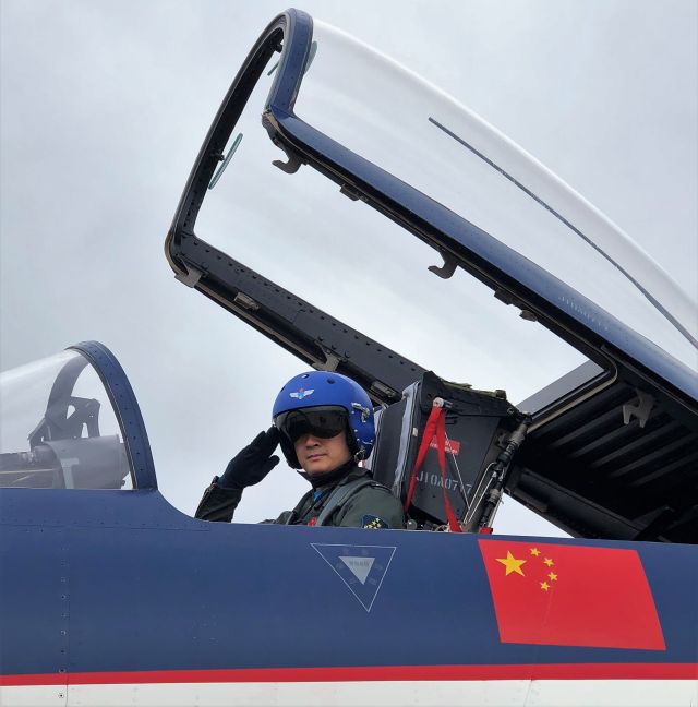 空军八一飞行表演队一级飞行员张春雷.新华社记者 王东明 摄