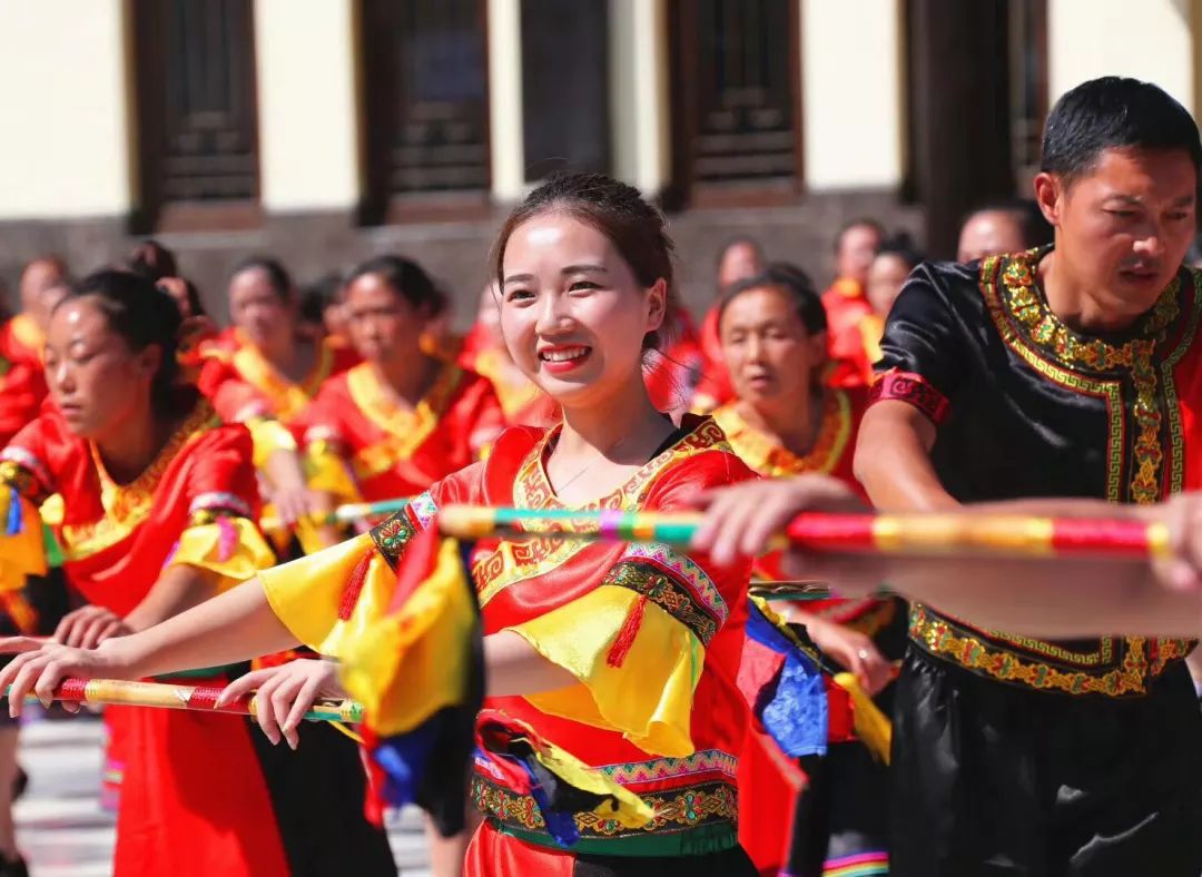 嗨翻了!昨天巴山大峡谷上演千人巴人钱棍舞