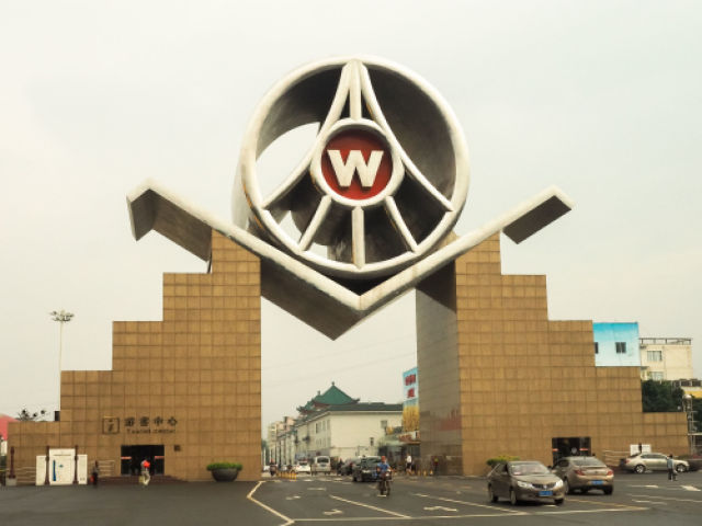 五粮液有八个这样的老作坊,它们就分布在宜宾城东,城北的大街小巷里.