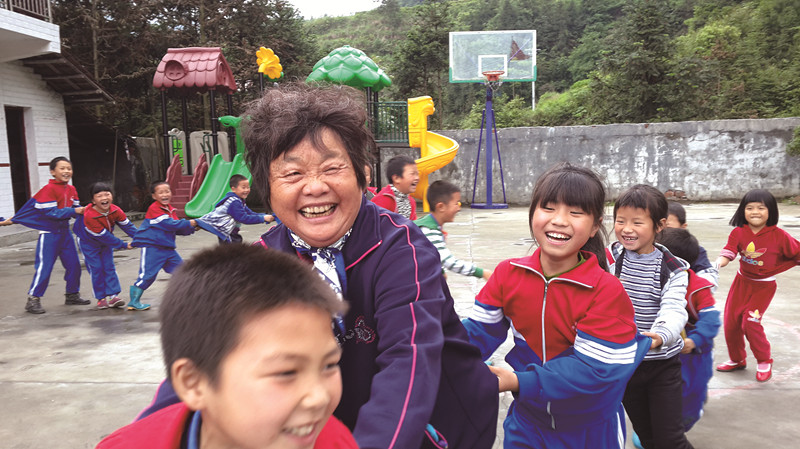 图为"支教奶奶"周秀芳带湖南溆浦县宝山小学的学生上活动课(图片由受