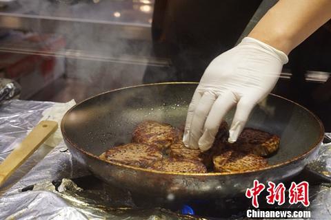 研发培训厨房的大厨在煎牛排时用手指触感判断牛排的成熟程度。<a target='_blank' href='http://www.chinanews.com/' ></p>
中新网</a>
记者 种卿 摄