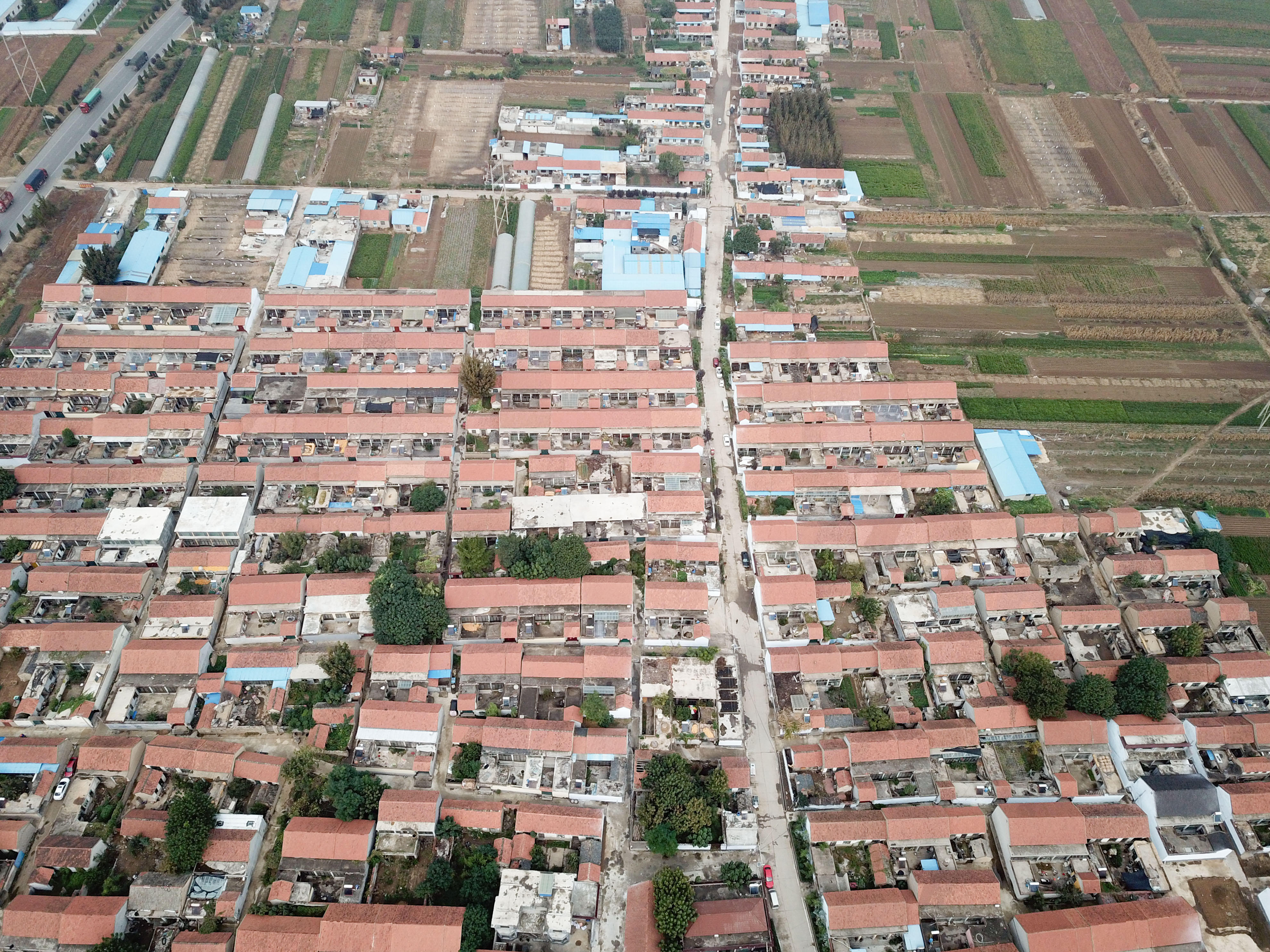 这是10月9日无人机拍摄的山东沂水县龙家圈街道寨里社区.