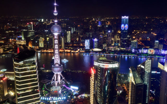 11月3日，夜色中的上海浦江两岸灯光璀璨。新华社记者 李贺 摄