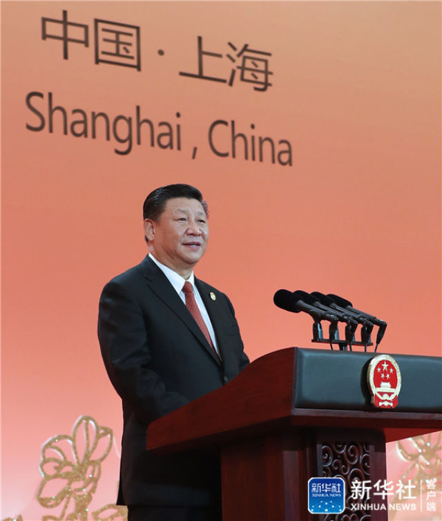 11月4日晚，国家主席习近平和夫人彭丽媛在上海举行宴会，欢迎出席首届中国国际进口博览会的各国贵宾。这是习近平发表致辞。 新华社记者 谢环驰 摄