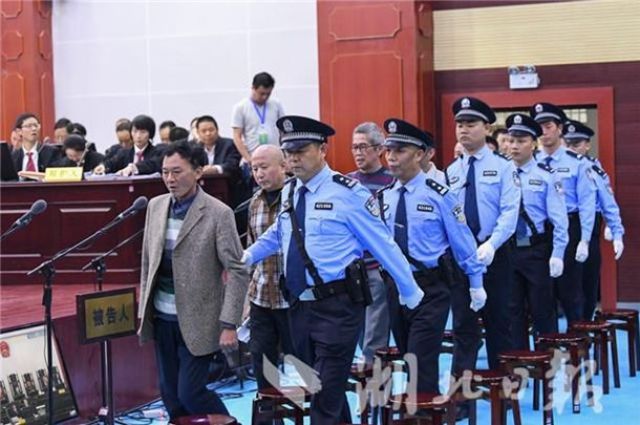 被扫掉的他们有多黑?有村官自称"万岁"逼人下跪磕头