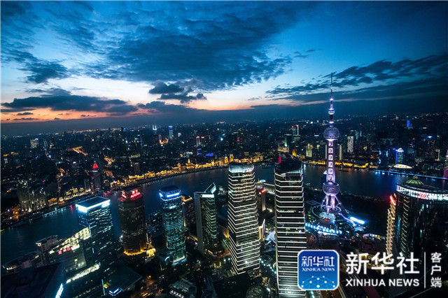 这是11月3日傍晚时分拍摄的的上海陆家嘴和外滩夜景。新华社记者 李鑫 摄
