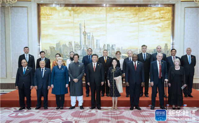 11月4日晚，国家主席习近平和夫人彭丽媛在上海举行宴会，欢迎出席首届中国国际进口博览会的各国贵宾。这是宴会前，习近平和彭丽媛同各国领导人夫妇合影留念。 新华社记者 李涛 摄