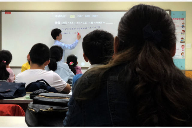 南京一家全国连锁培训机构的教学点内,一名培训人员为听课的学生