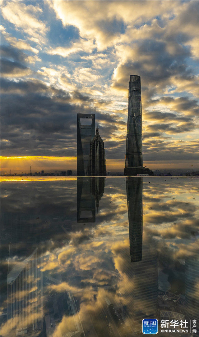 11月2日，上海环球金融中心、上海金茂大厦和上海中心大厦沐浴在晨光之中。新华社记者 沈伯韩 摄