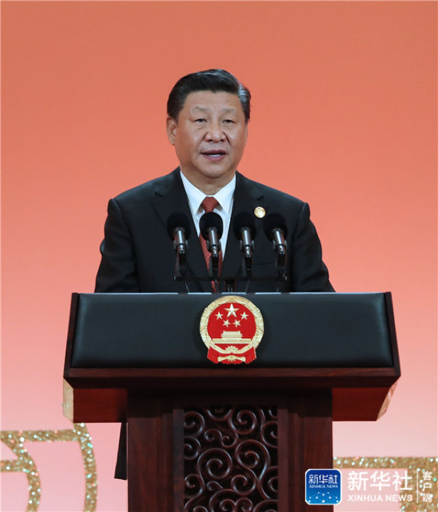 11月4日晚，国家主席习近平和夫人彭丽媛在上海举行宴会，欢迎出席首届中国国际进口博览会的各国贵宾。这是习近平发表致辞。 新华社记者 谢环驰 摄