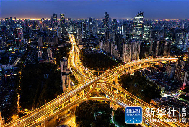 这是11月2日拍摄的上海延安高架路与南北高架路交汇处的立交桥。新华社记者 李鑫 摄