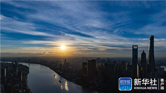 11月1日，上海浦江两岸的建筑沐浴在晨光中。新华社记者 沈伯韩 摄