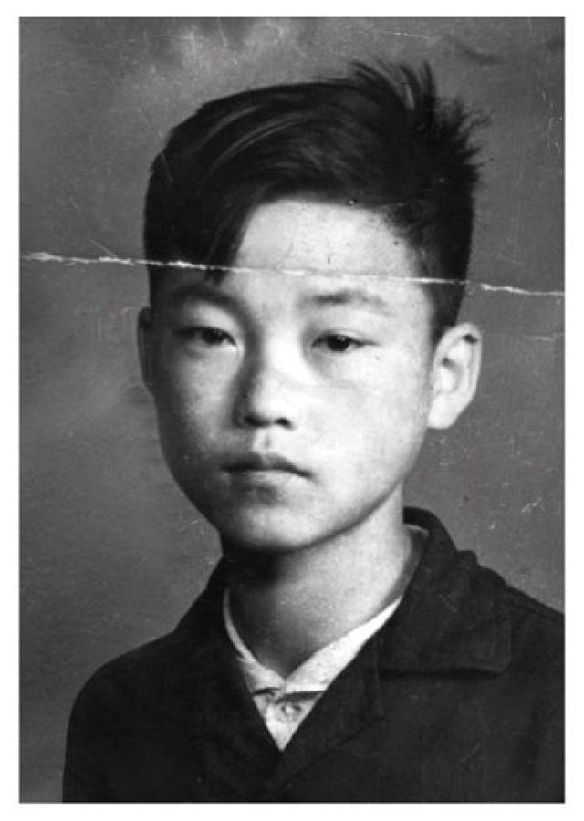 中岛幼八(右一)与养母孙振琴,第三任养父赵树森   "来福"渐渐长大