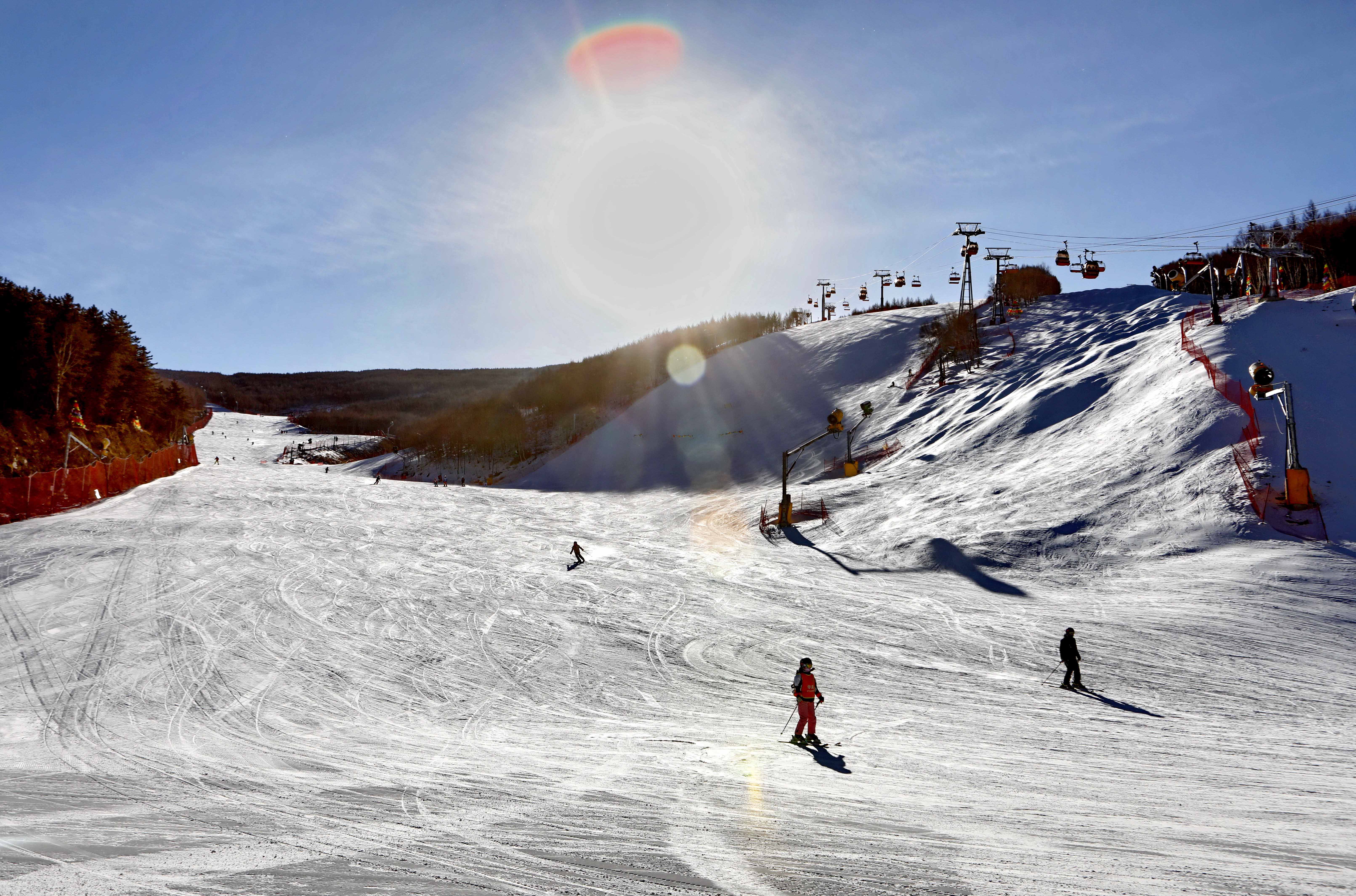 这是张家口市崇礼区云顶滑雪场(1月5日无人机拍摄)