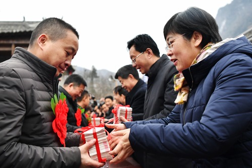 1月3日,甘肃省陇南市徽县嘉陵镇稻坪村村民尹勇(左)在领取分红.