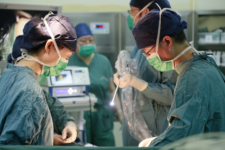 空军军医大学西京医院专家团队实施中国首例人子宫移植手术,成功将