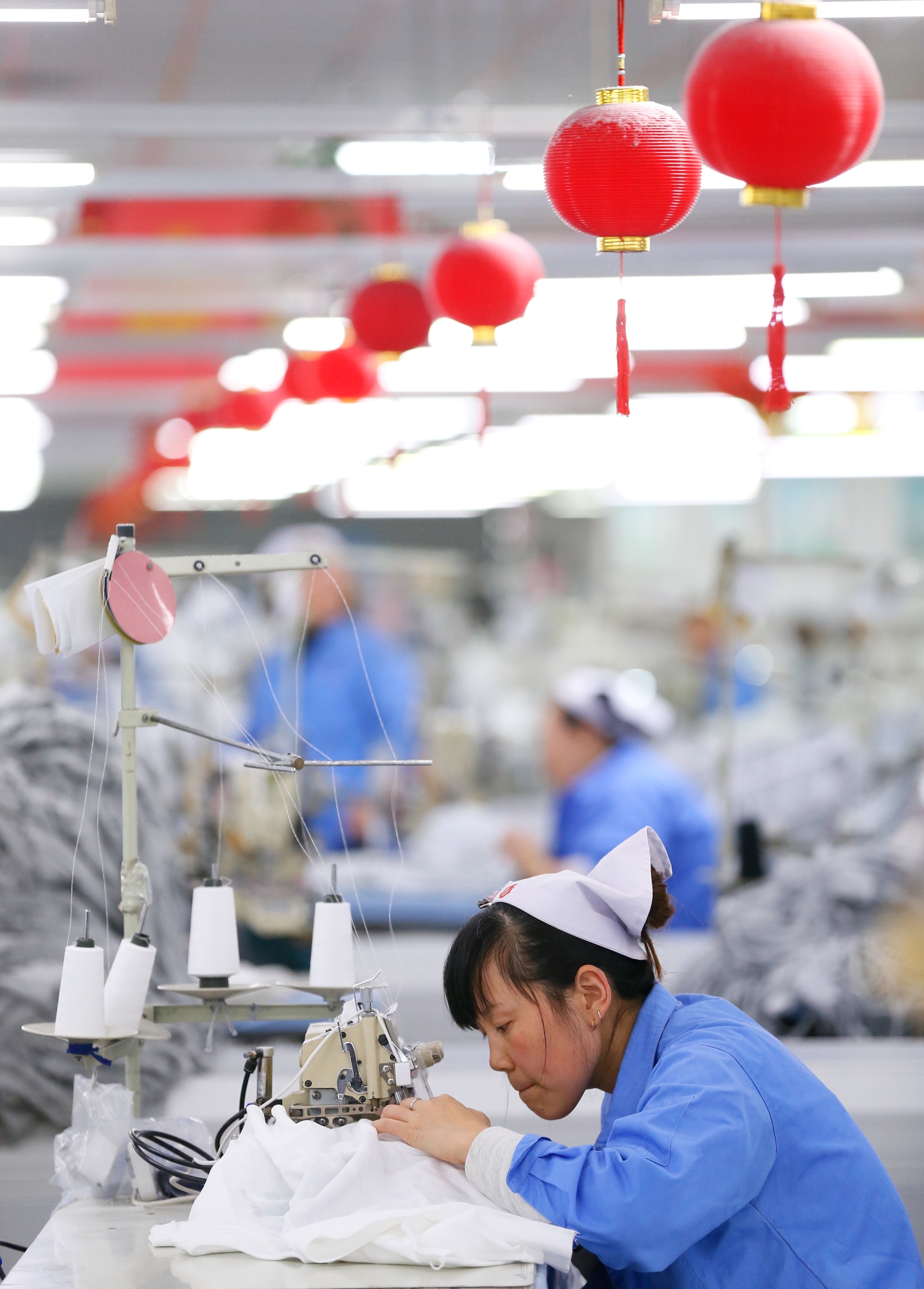 2月11日,在山东省青岛市即墨区一家大型纺织企业,缝纫工人在生产