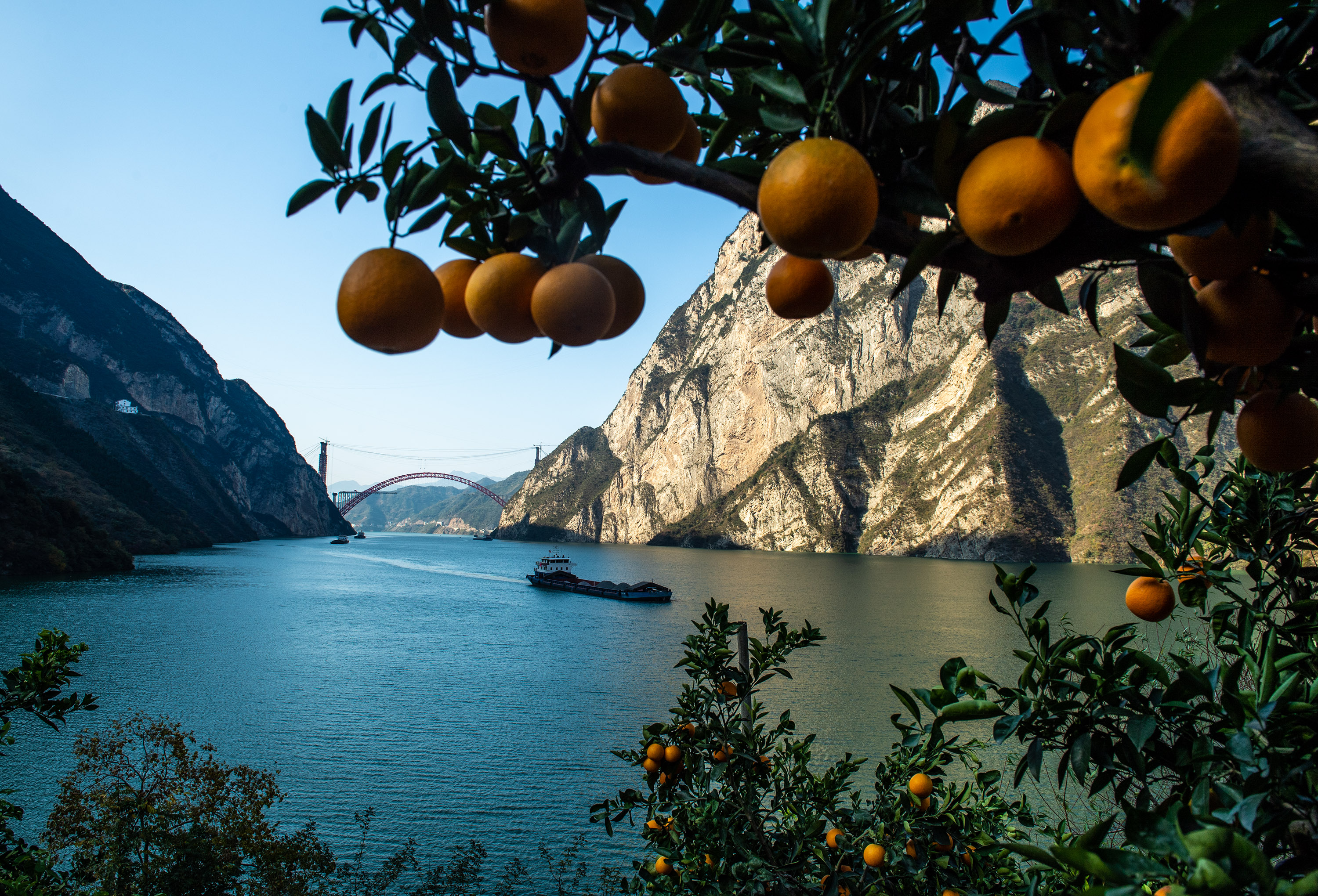 新华社记者许畅摄↑空中俯瞰浙江省杭州市淳安县汾口镇(2018年4月3日