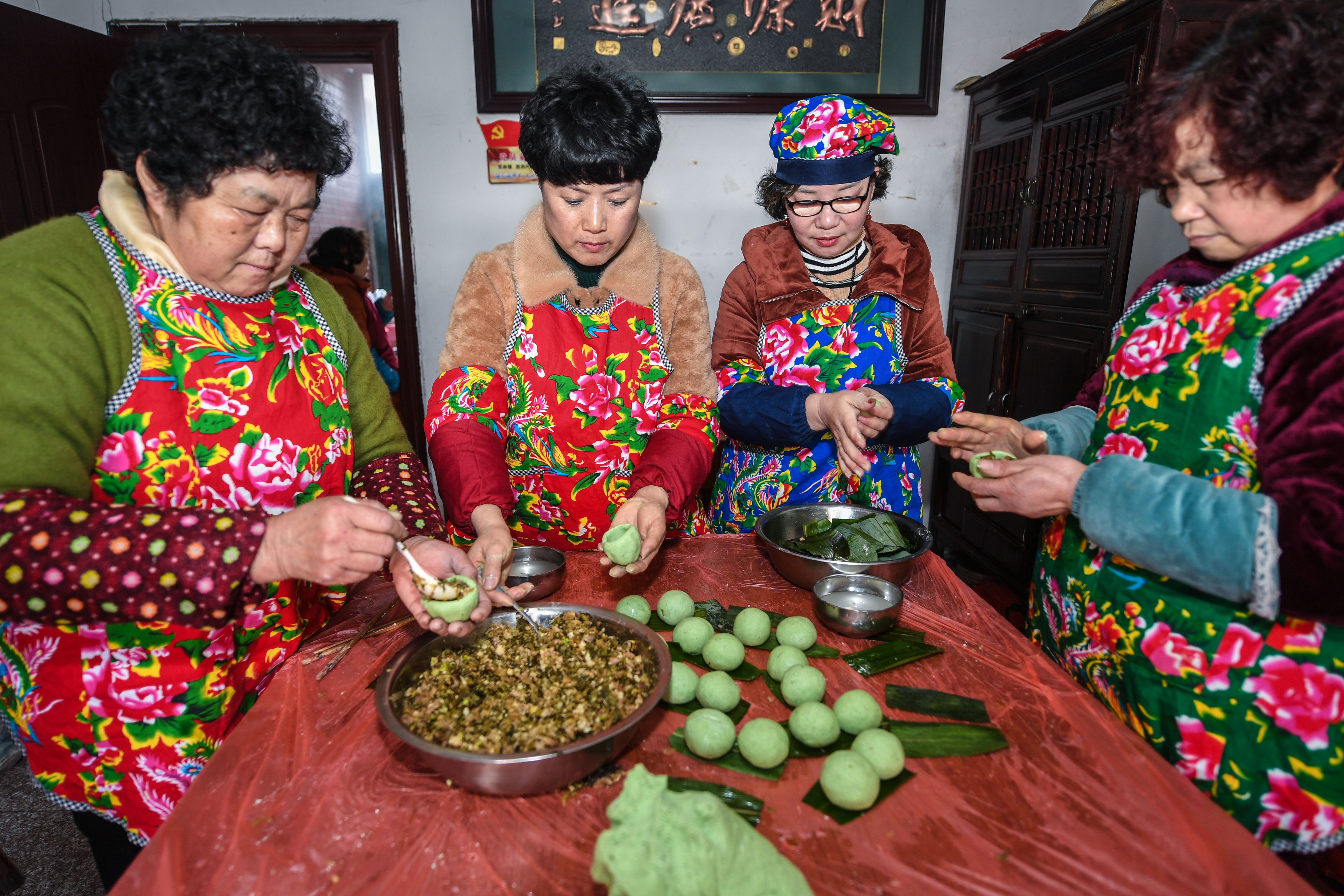 东林镇胜利村村民们在制作当地的传统美食"青团子.